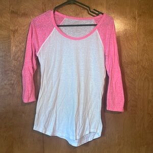 No boundaries quarter sleeve, very cute pink and white top